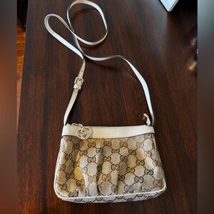 Women’s NWOT Gucci Beige/White GG Canvas Leather Heart Charm Pochette Bag